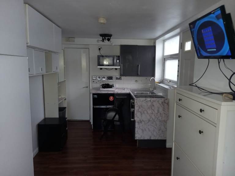 **Studio 15mins walk from Birmingham city centre £700 per month all bills included **