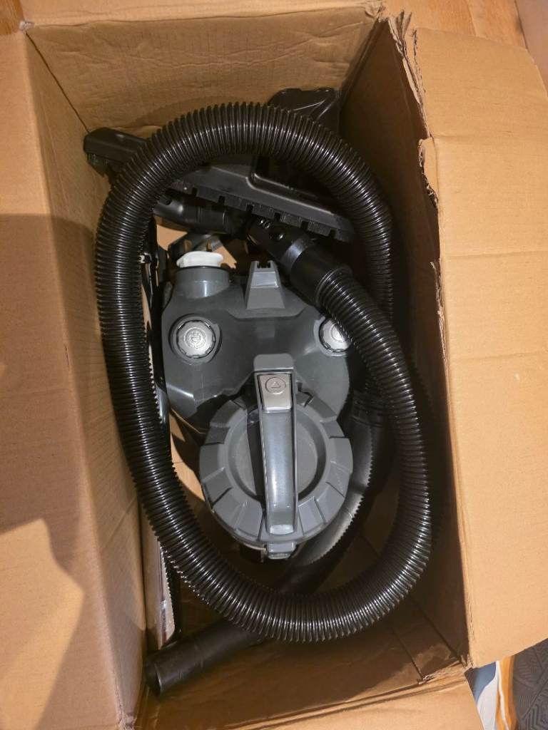 Amazon Basics Bagless Cylinder Vacuum Cleaner with Attachments - EU Plug