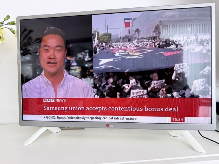 28in [70cm] LG Smart TV