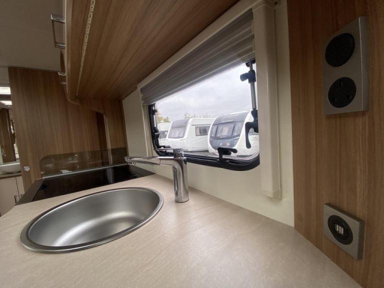 2017 LUNAR CLUBMAN ES LUXURY TOURING CARAVAN
