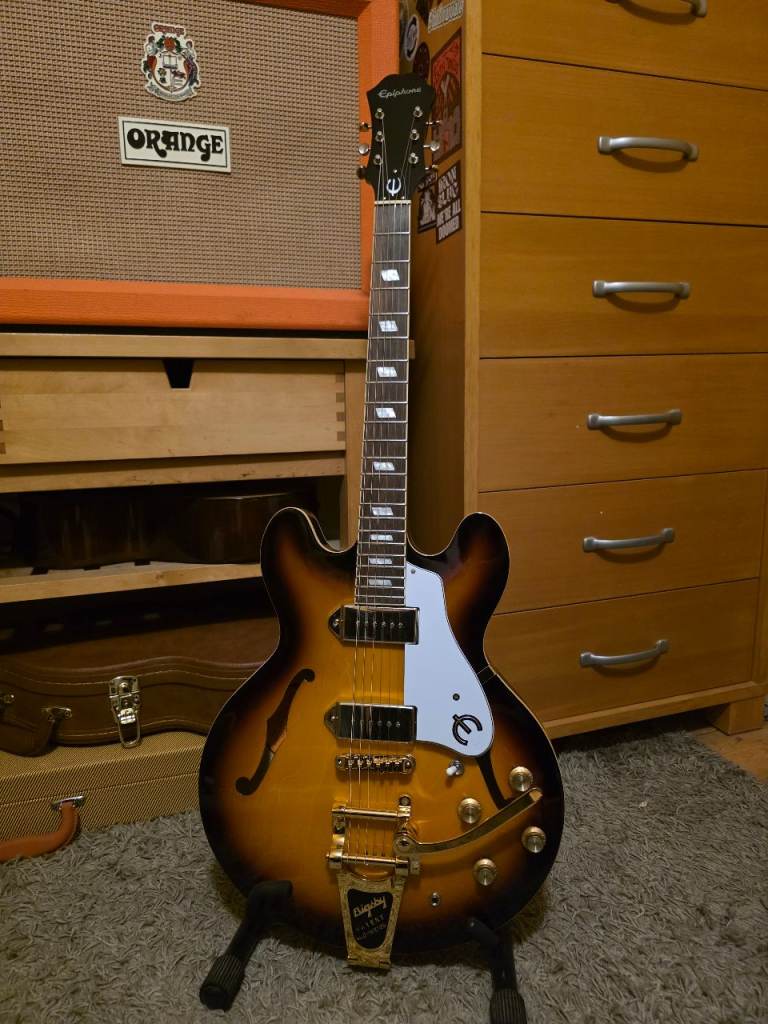 Epiphone Casino in Sunburst with Gold Bigsby, hollow body Electric guitar