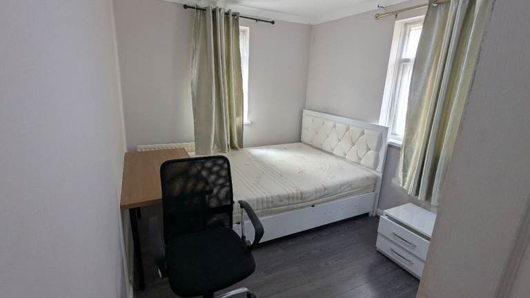 Double room bedroom available now! - North London - Enfield