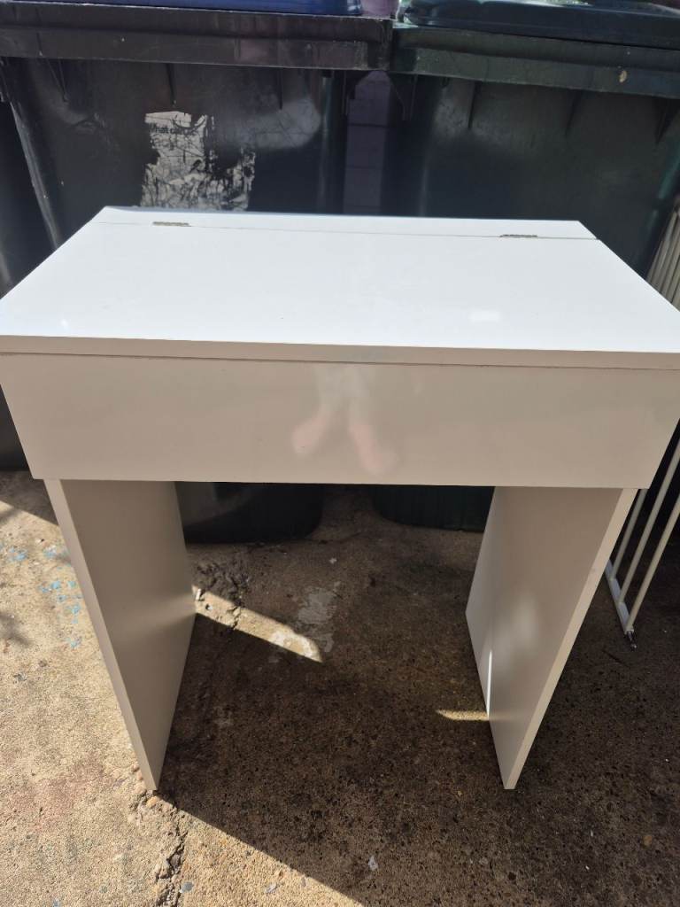 FREEEEEE vanity table