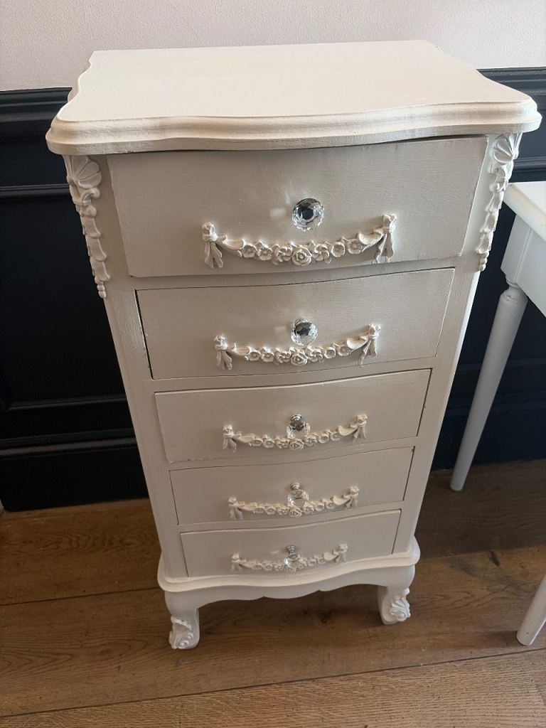 Chest of drawers