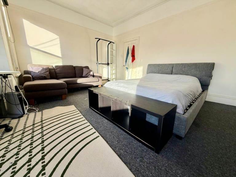 Zone 2 Huge Room 2 Weeks Deposit