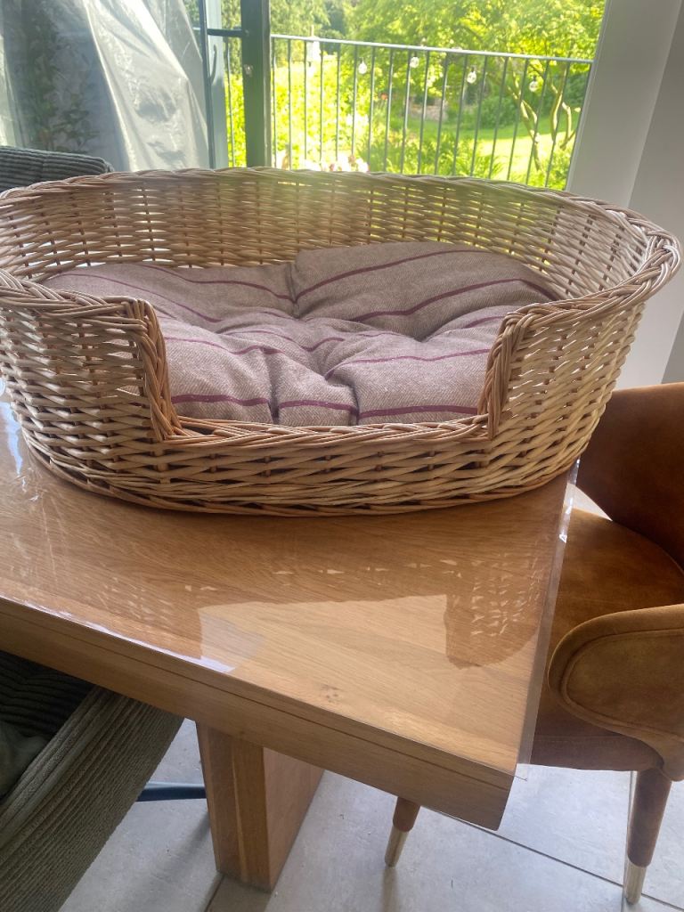 Wicker dog bed good condition 
