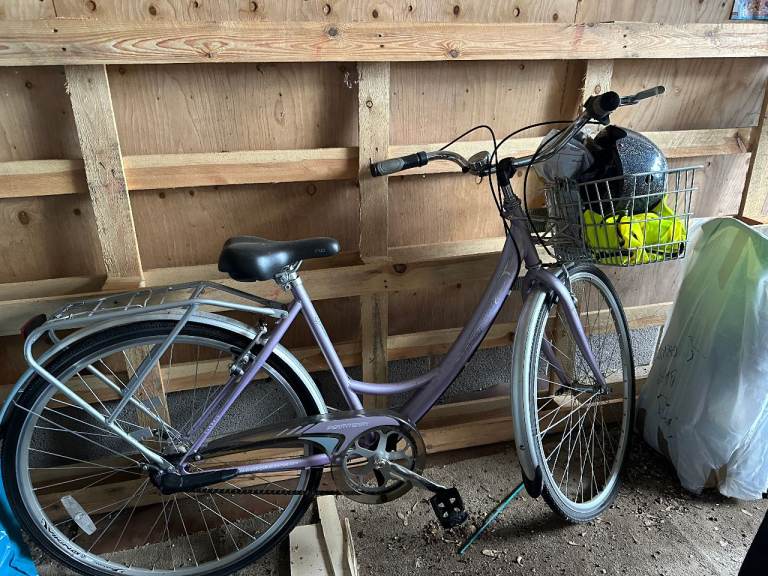 Ladies Viking Downtown bike in very good condition. With basket and rear rack 