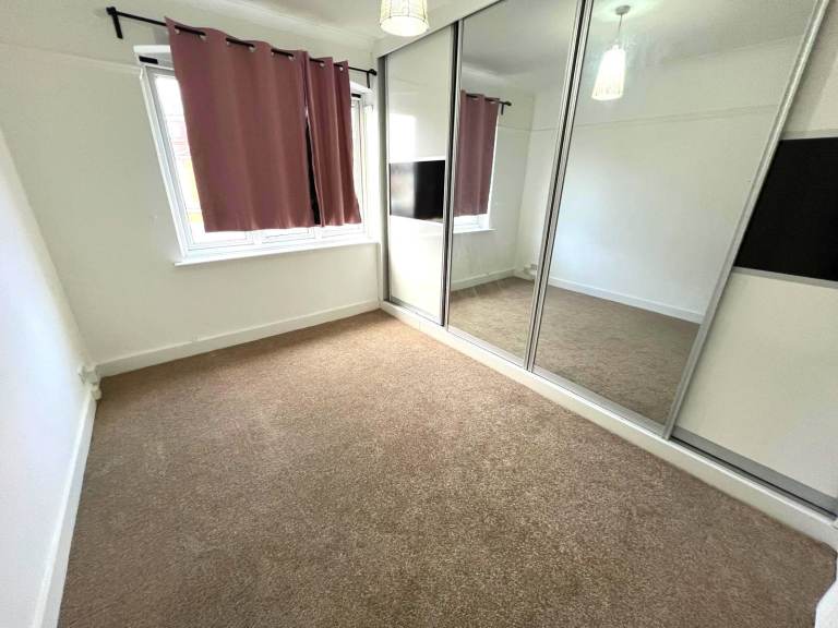 Prime Location Spacious 5/6 Bedrooms Terrace House in Chadwell Heath, Romford Drive way