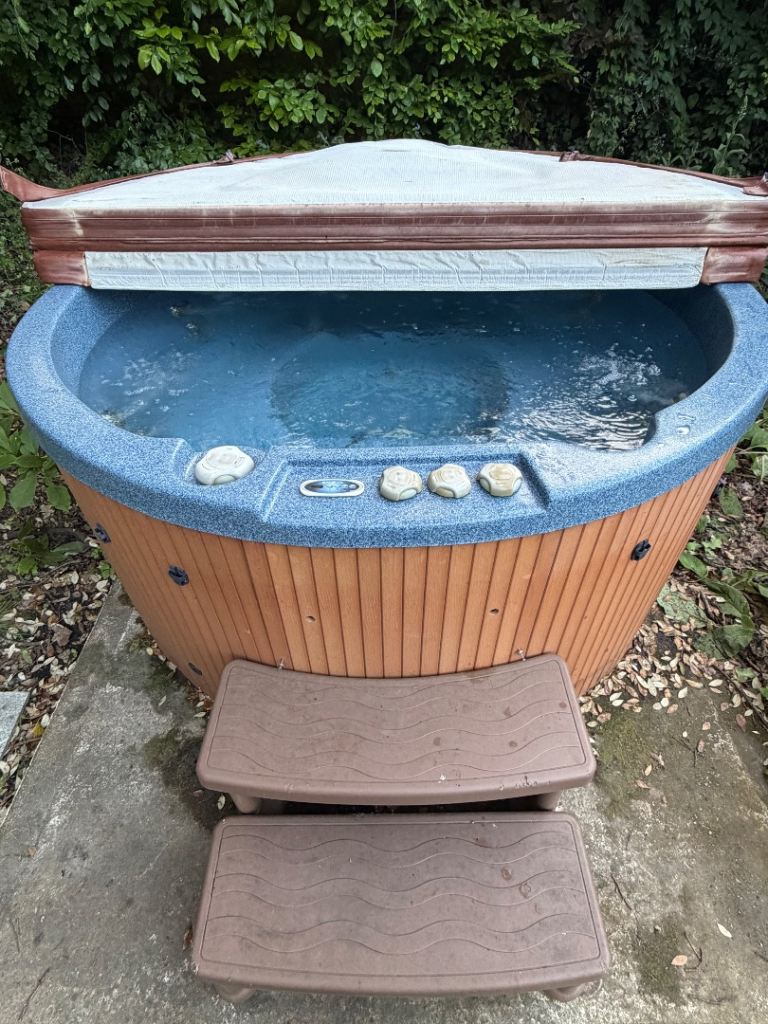 Artesian (Murano) Hot Tub - ready to go!