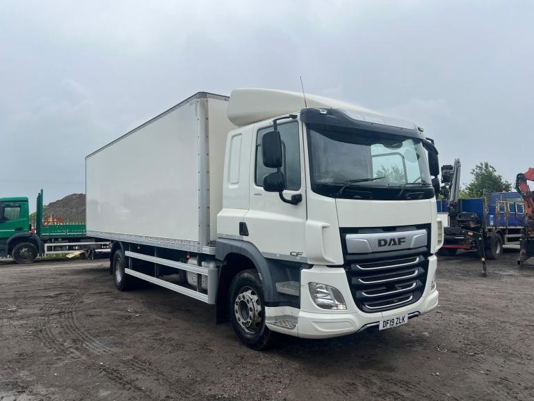2019 DAF TRUCKS CF 260 FA SLEEPER , 25 ft BOX , TUCKAWAY LIFT , CLEAN TRUCK