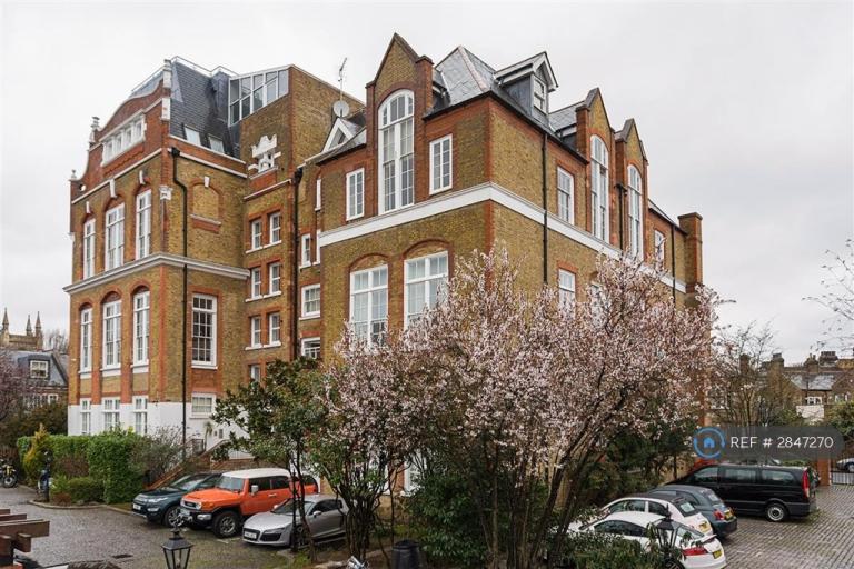 2 bedroom flat in Thackeray Road, London, SW8 (2 bed) (#2847270)