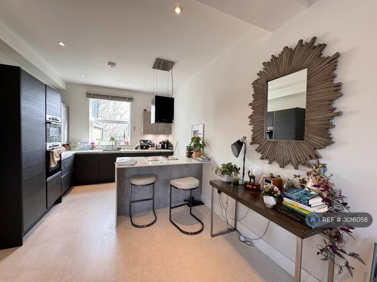 2 bedroom flat in Brackenbury Road, London, W6 (2 bed) (#3016058)
