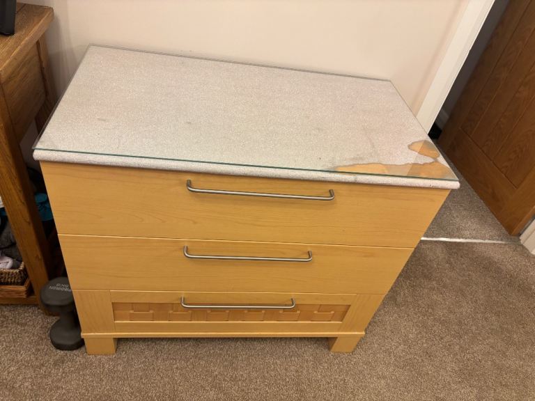 Chest of drawers 
