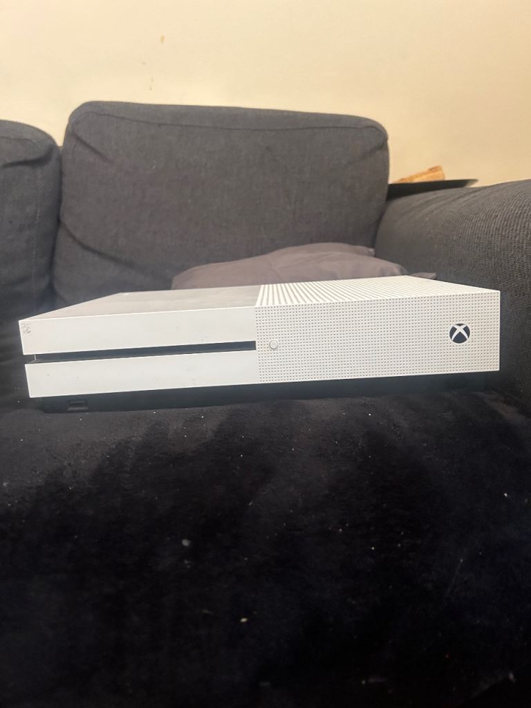 Xbox one s (FOR PARTS)