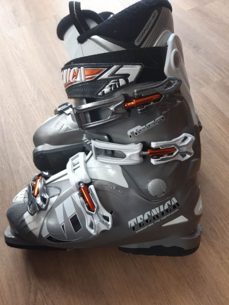 Ski boots (size 5.5-6)