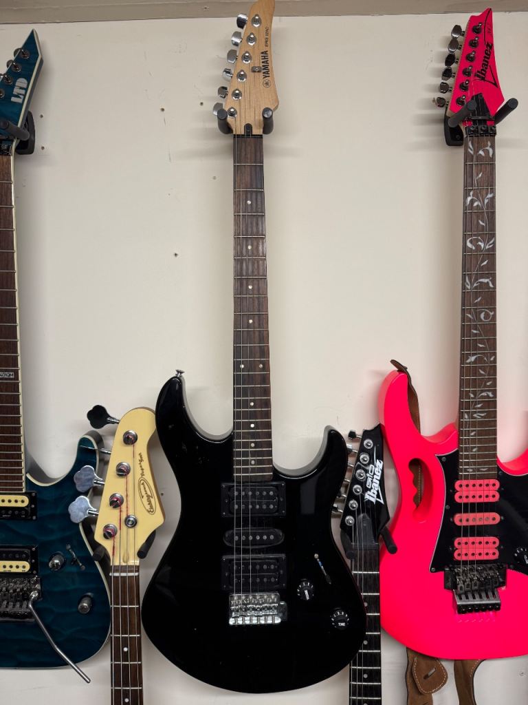 Yamaha Erg121c 4/4 Right Handed Electric Rock Guitar Strat Shape 