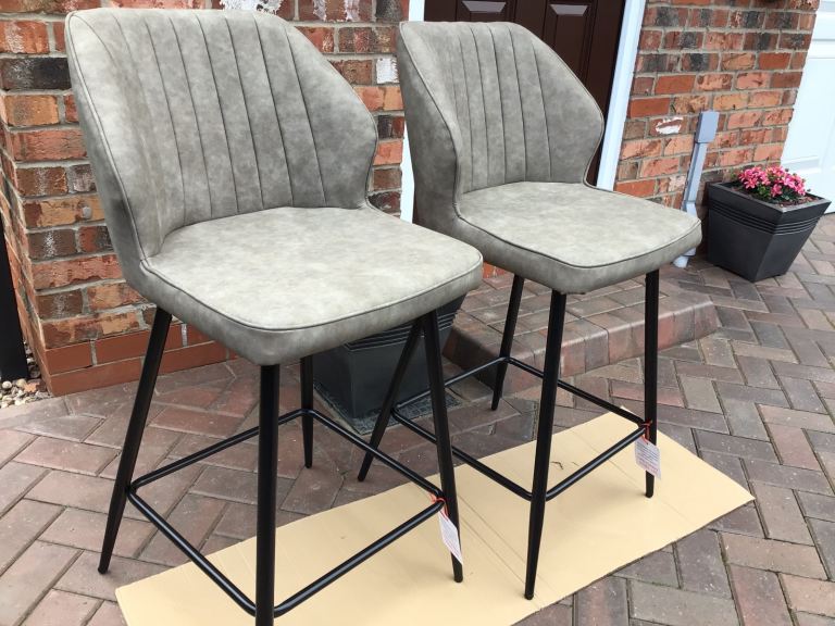 £84 (2) X BRAND NEW WAYFAIR KONATE LIGHT GREY LEATHER FAUX TALL FIXED LEG BAR STOOLS BARSTOOLS
