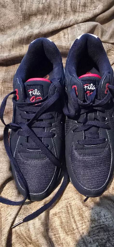 FILA TRAINERS SIZE 8