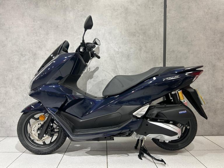 75/2025 Honda PCX 125 DX - ONLY 118 MILES!! 
