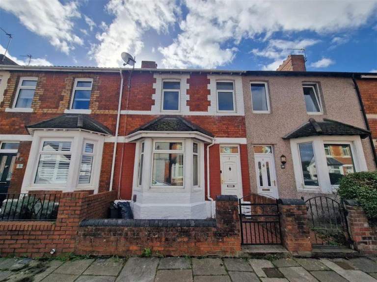 3-bed terraced house for rent in West-end of Barry