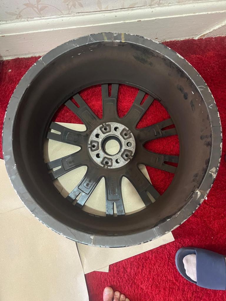 G30 5 series saloon rear alloy with cracks 