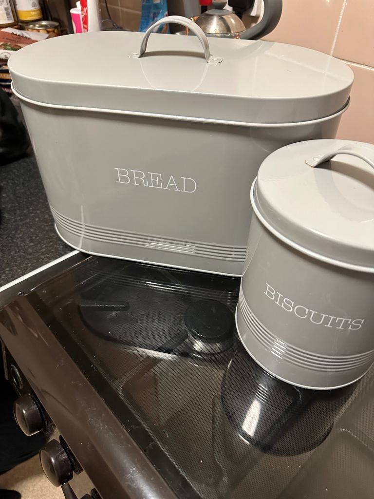 Bread and biscuit tin