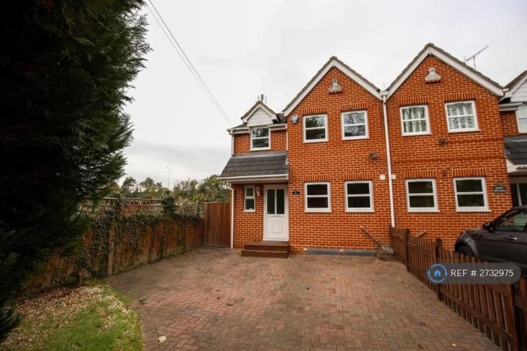1 bedroom in Crown Cottages, Egham, TW20 (#2732975)