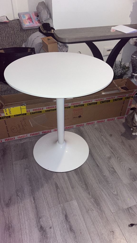*SOLD* White Round Pedestal Dining Table – Good Condition