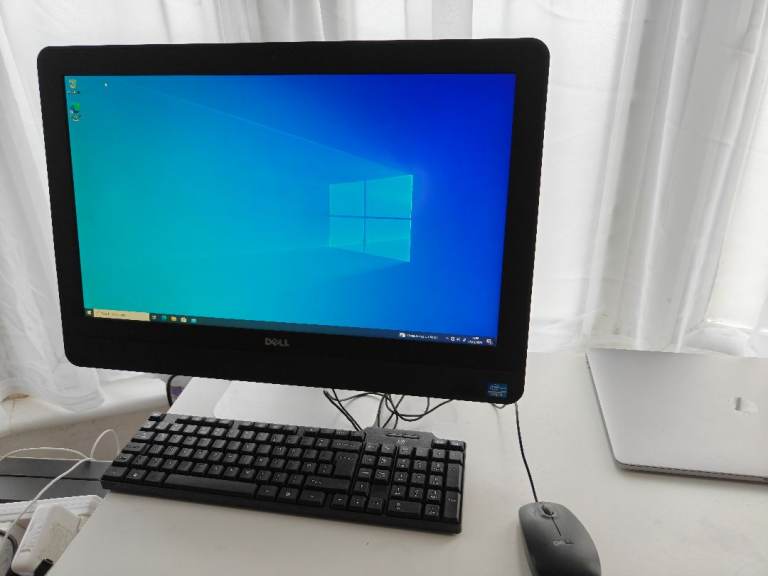 Dell 23" AIl in One Desktop PC Core i3 Windows 10 Pro Webcam