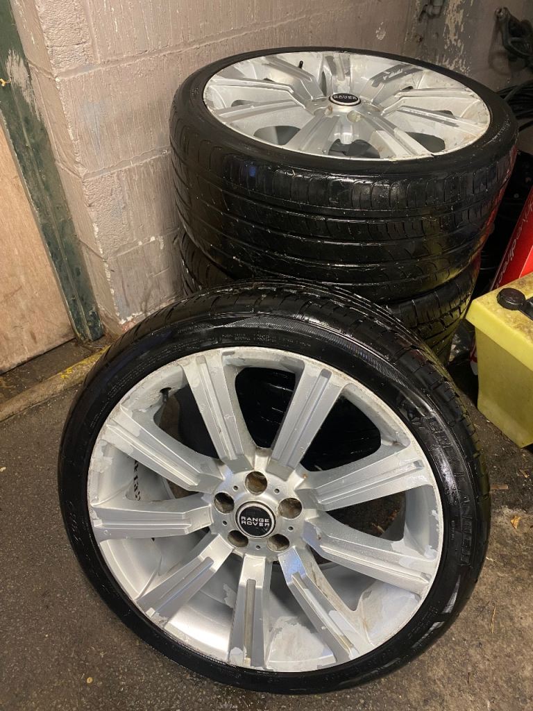 Genuine Range Rover 22” Alloy Wheels – 285/35R22 Tyres