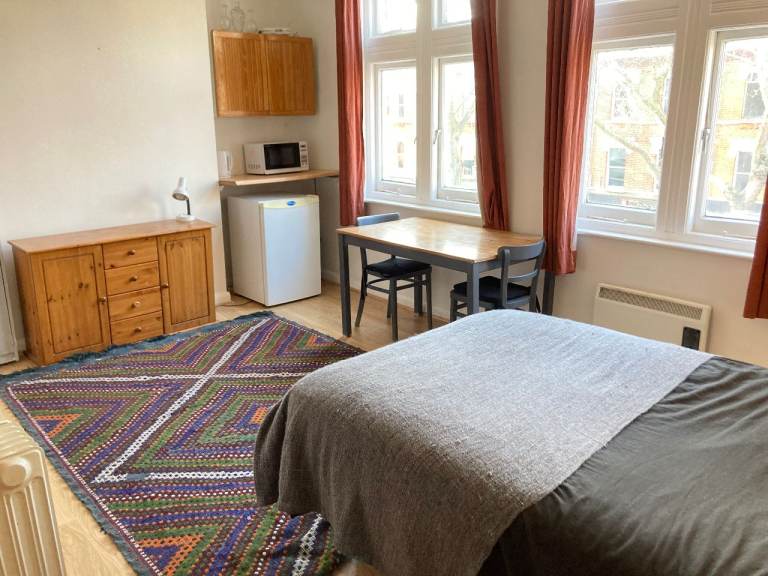 IncludesBillsNet In5BedFlat DRoom ToLet Share 2Shower KitchenDiningSitting VeryNearTubeBusShopsPark