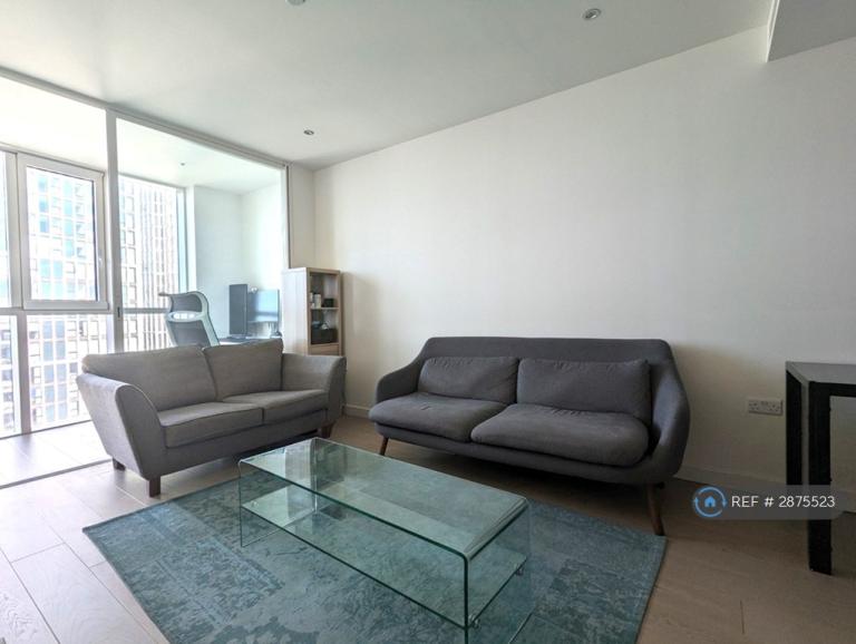 1 bedroom flat in Wandsworth Road, London, SW8 (1 bed) (#2875523)