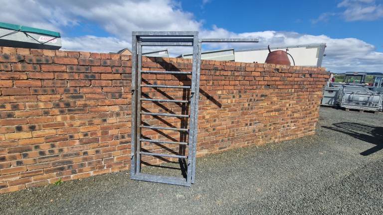 Galvanised cattle handling race crush  sliding gate farm livestock tractor 