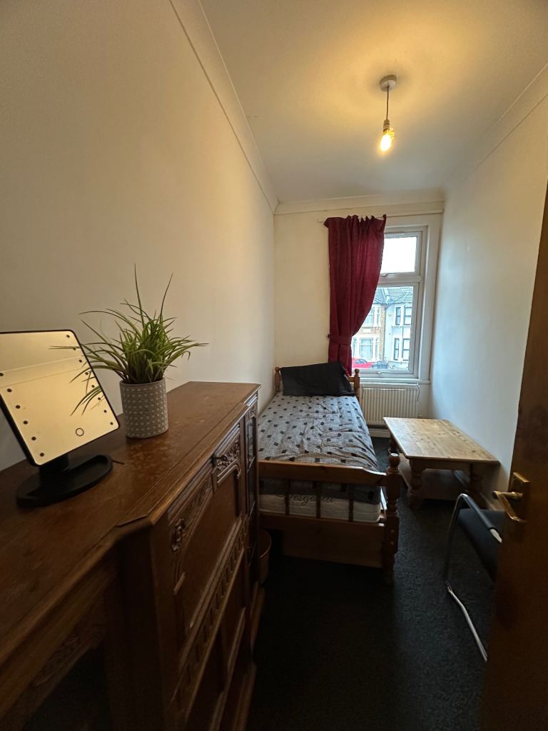 Box room to rent in ilford. 🏡 