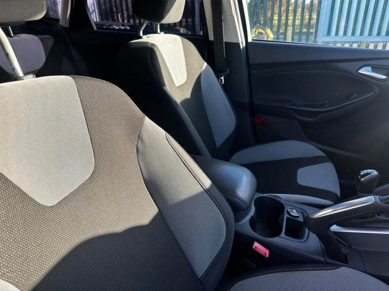 2011 Ford Focus 1.6 125 Zetec 5dr HATCHBACK PETROL Manual