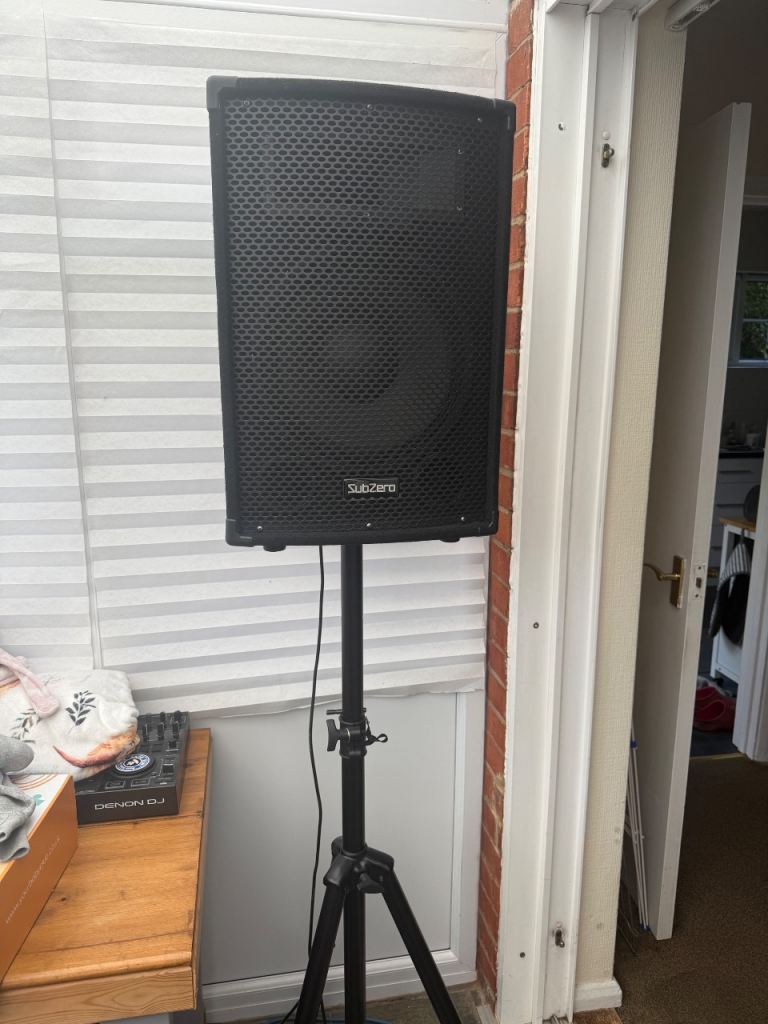 Subzero SZPA-612 250W 12” PA System with stands.