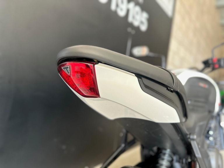 STUNNING ONE OWNER 2022/22 TRIUMPH TRIDENT 660 MOTORCYCLE