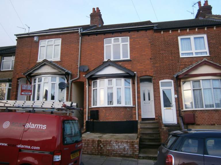 3 bedroom Terrace House ll In Luton LU2 Area 