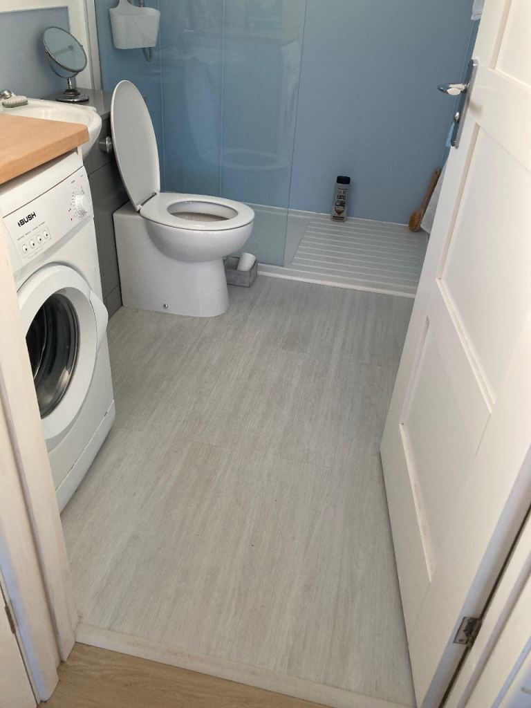 Vinyl click plank flooring