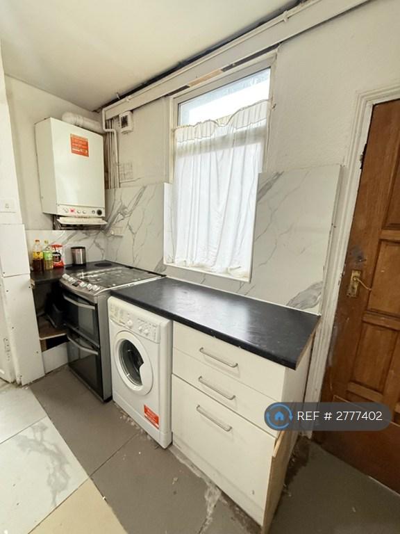 1 bedroom flat in Feltham, Feltham, TW14 (1 bed) (#2777402)