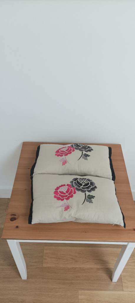 2 x sofa cushions beige pink and black - new and unused. £5 for both.