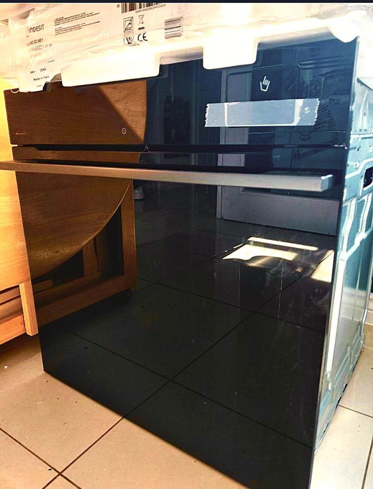 PRICED FOR QUICK SALE & OPEN TO OFFERS! Brand New HiSense Hi8 WiFi Electric Oven & HiSense Gas Hob 