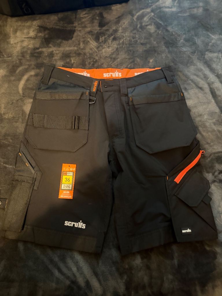 Scruffs Work shorts 36’ waist - DeltaPlus hardhat - Site Kneepads 