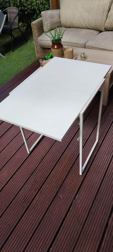 Folding table 