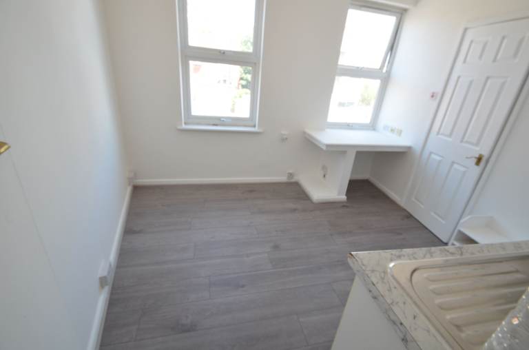 STUDIO FLAT 10 MINUTES WALK TO WALTHAMSTOW CENTRAL STATION