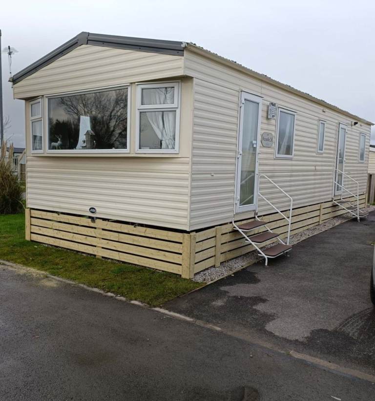 3 bedroom static caravan located Brackley