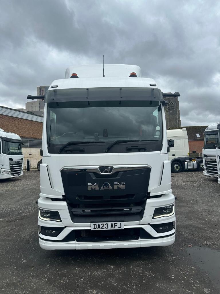 MAN TGS 26.470 6 x 2 Mid Lift