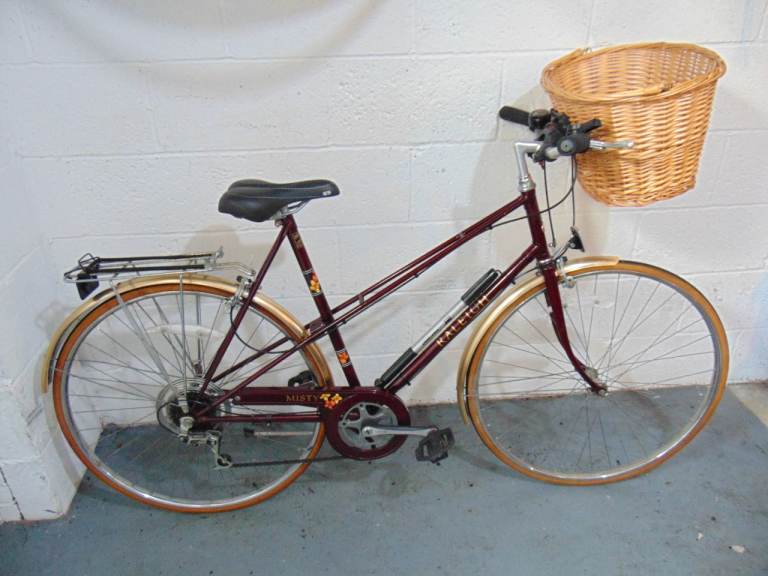 Raleigh Misty (22.5 inch frame) Hybrid/Town/City Bike (free local delivery)