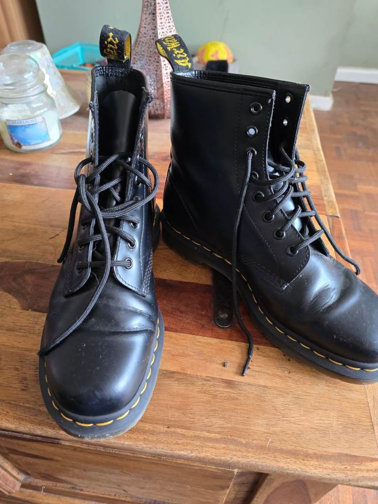 Size 41 (7/8) Dr Martens boots  