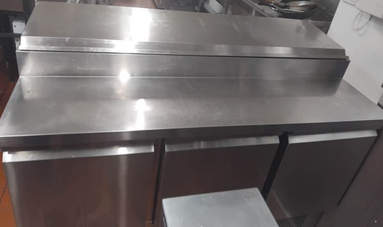 Pizza machine and fridge 
